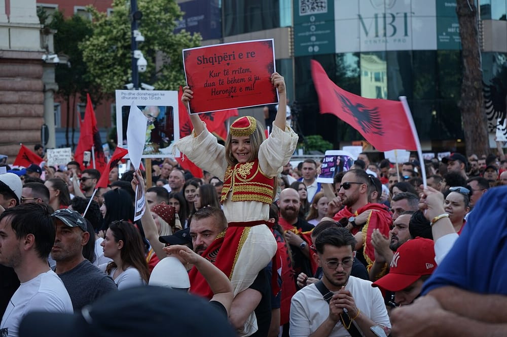 Pse i bashkohet kryebashkiakja shqiptare në Itali protestave në Tiranë?