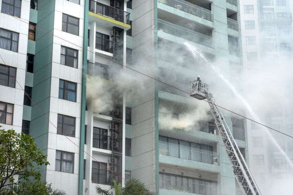 Zjarr në katin e 8-të në Vlorë, zjarrfikësit ndërhyjnë për orë
