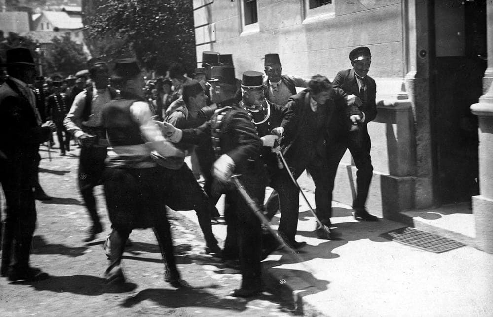 Si kanosoi katër policë me vrasje brenda stacionit të Pejës?
