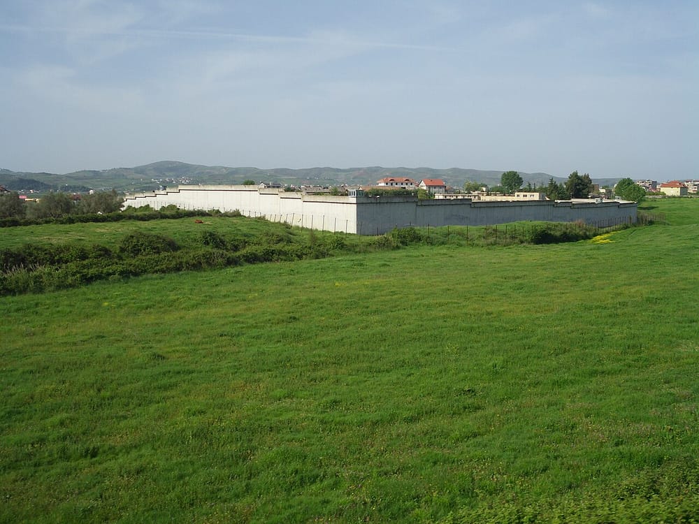 Kujt i përket qelia luksoze e zbuluar në burgun e Peqinit?