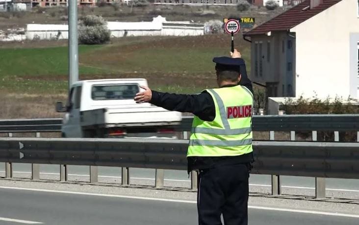 Kush është i dyshuari që goditi policin me veturë në Vushtrri?