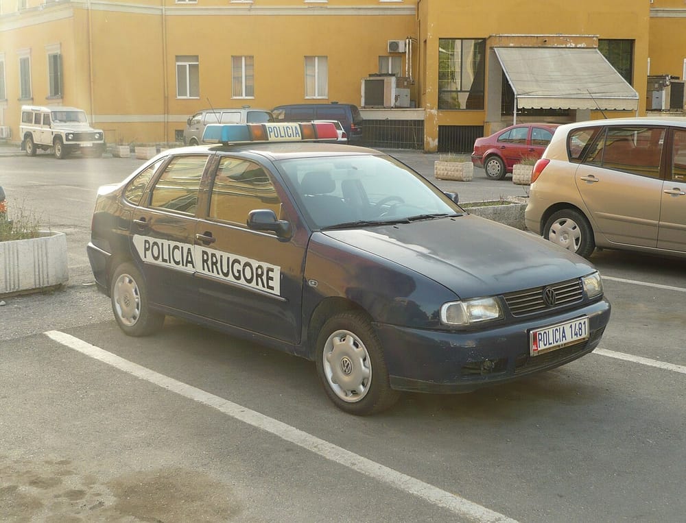 Pse Gent Progni kërcënon se do t'i thyejë xhamat e makinave policore?