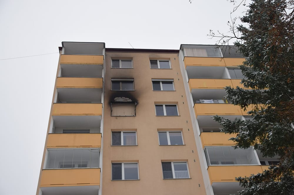 Shtatë të lënduar nga zjarri në një ndërtesë banimi në Prishtinë