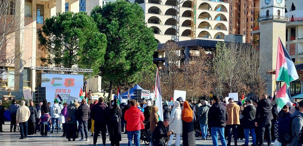 Çfarë i thonë pankartat e protestuesve Ramës në ditën e 25-të?