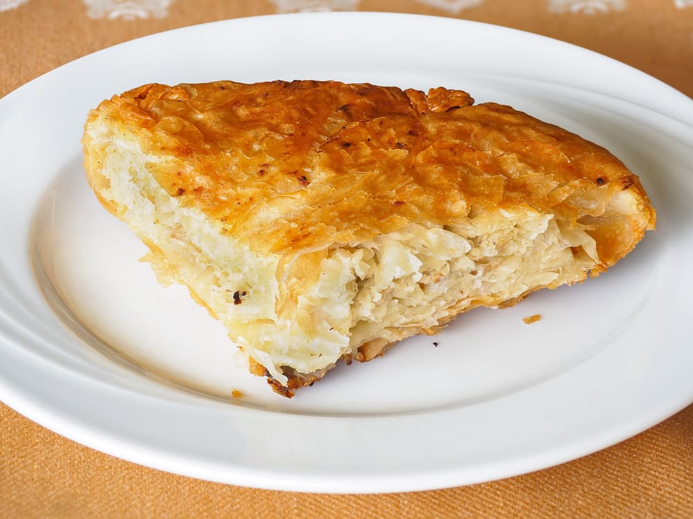 Si të përgatitet një byrek i shijshëm dhe i hollë në shtëpi?
