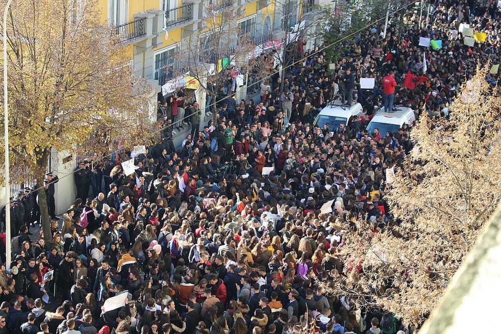 Çfarë i shtyn Edmond Spaho të rekomandojë që Edi Rama të mos dorëhiqet në momentin kritik?