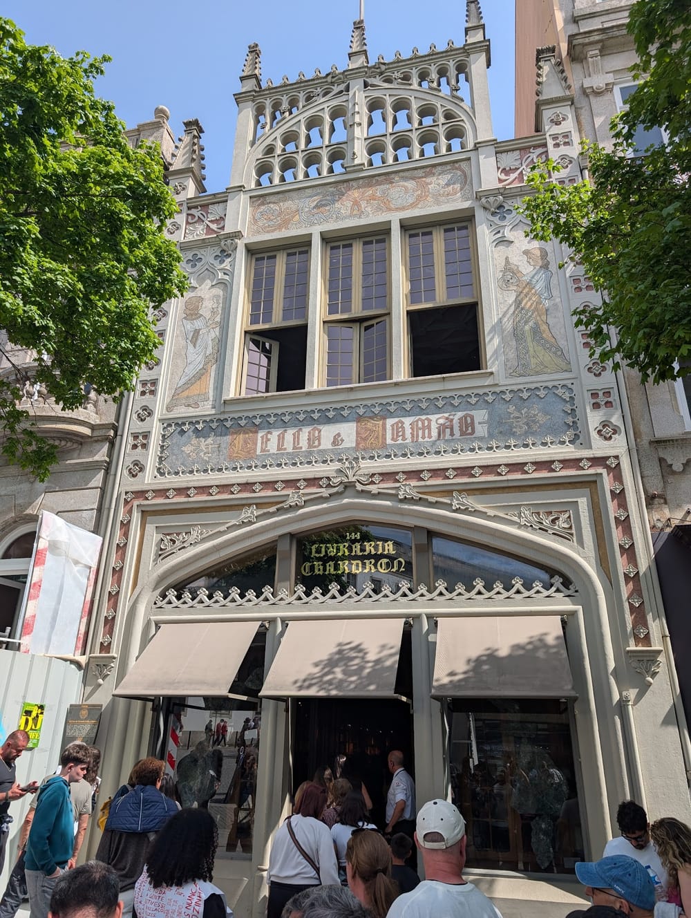 Çfarë synon Dua Lipa me bibliotekën e librave të ndaluar në Porto?