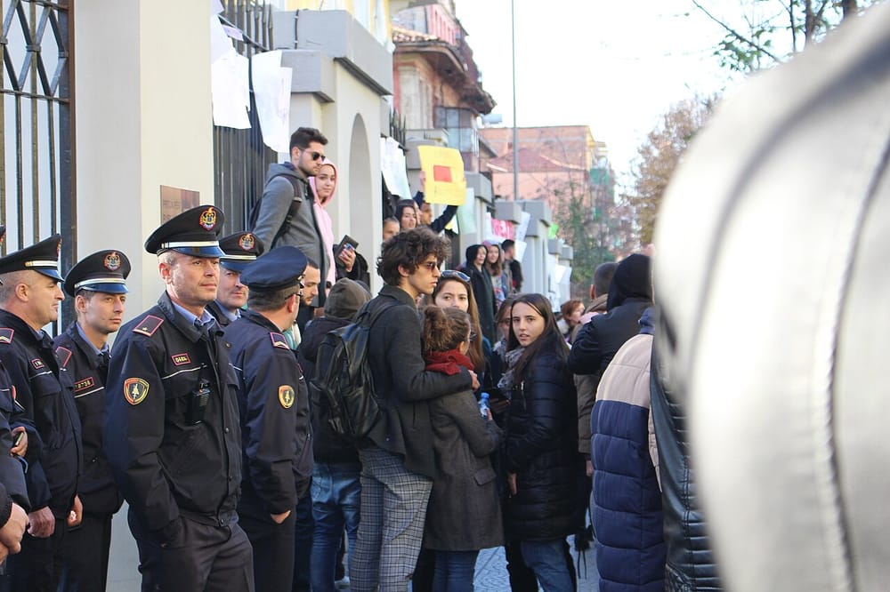 Pse protestuesit në Tiranë kërkojnë dorëheqjen e Ramës?