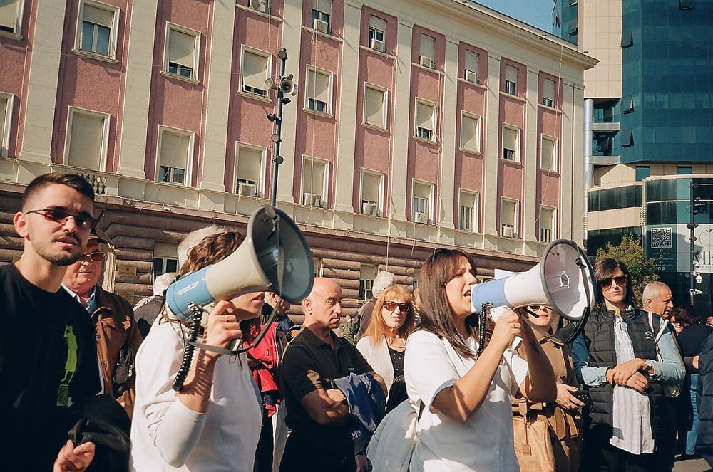 Pse protestuesit në Tiranë kërkojnë dorëheqjen e Ramës pas 28 ditësh?