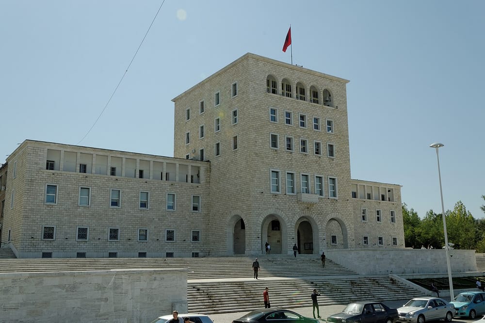 Çfarë kupton studentët me banderolën “Ju erdhi fundi” në Politeknik?