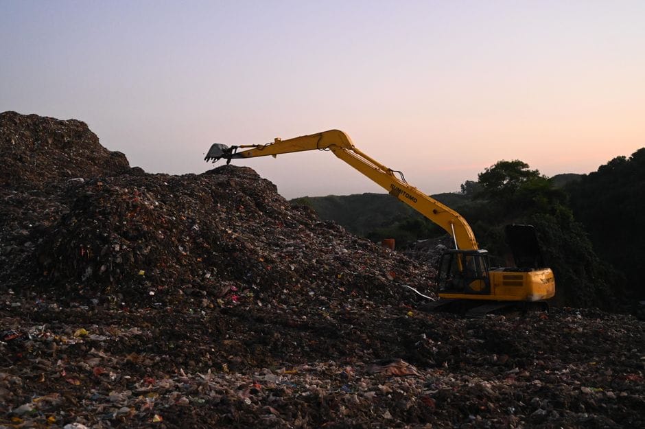 Si po luftohet zjarri në deponinë e Radovishit pas pesë ditësh?