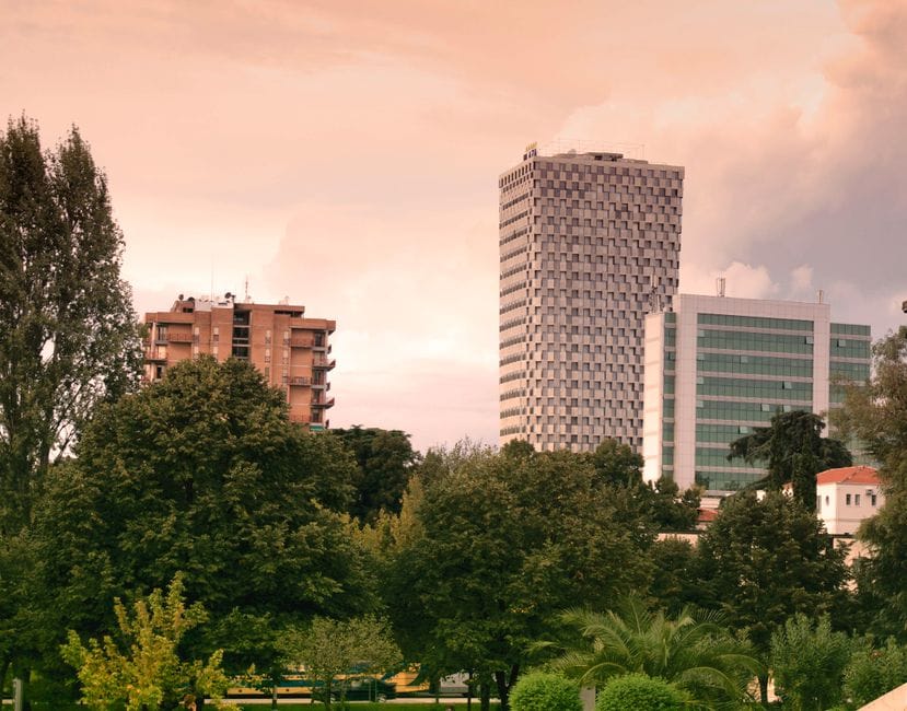 Leku forcon pozitat ndaj euros dhe valutave të tjera kryesore