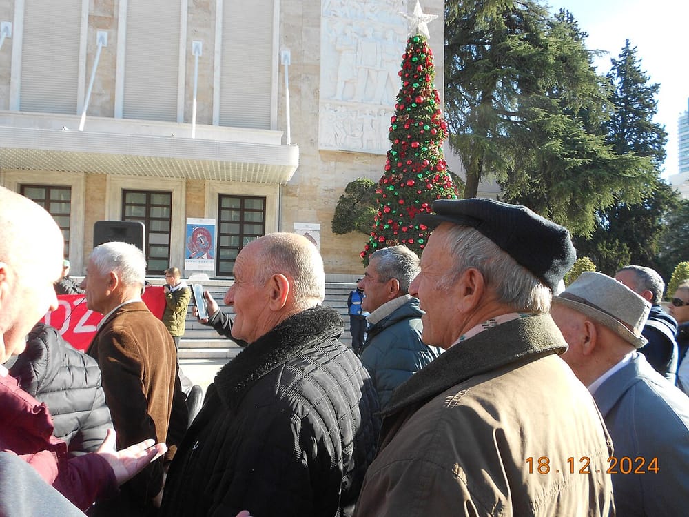 Çfarë mesazhi dorëheqës po deklaron Diella në protestat para kryeministrisë?