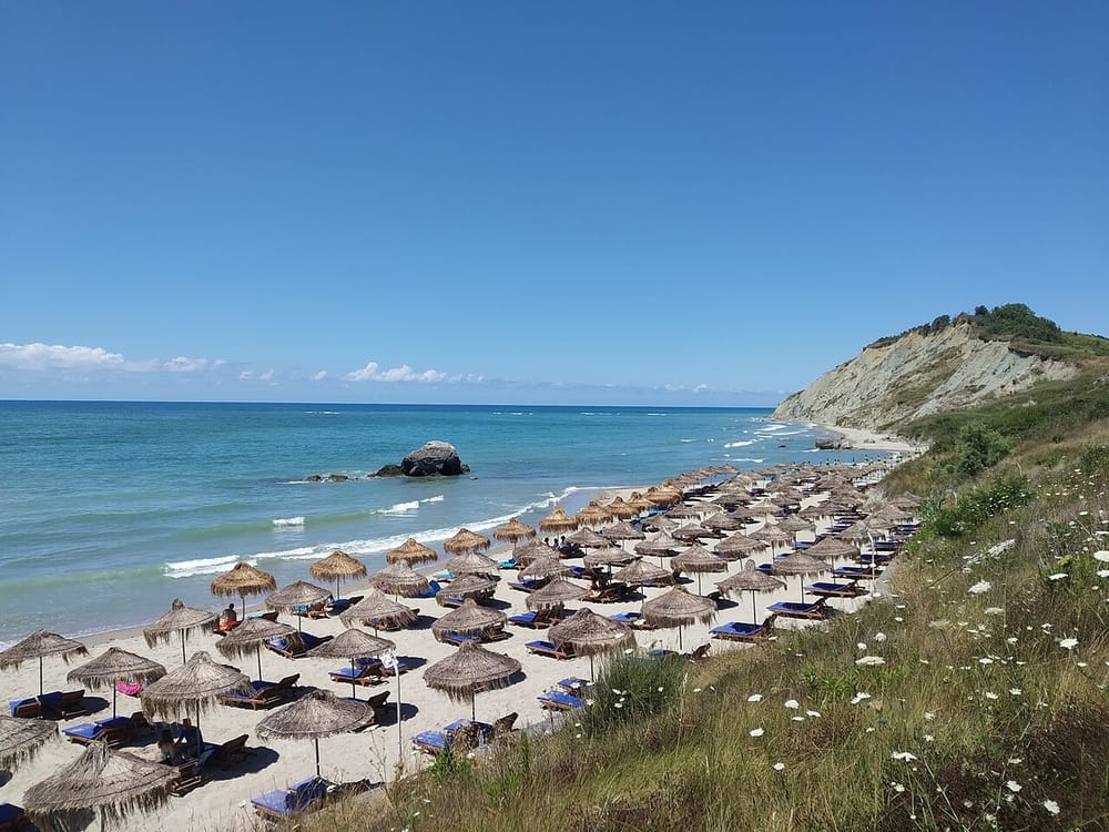 Çfarë ndryshon tarifat e plazheve publike në Shqipëri?