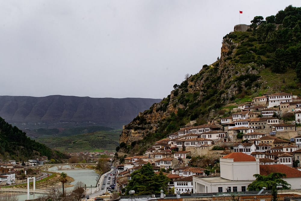 Pse Shqipëria renditet ndër 10 destinacionet më të përballueshme për pushime?
