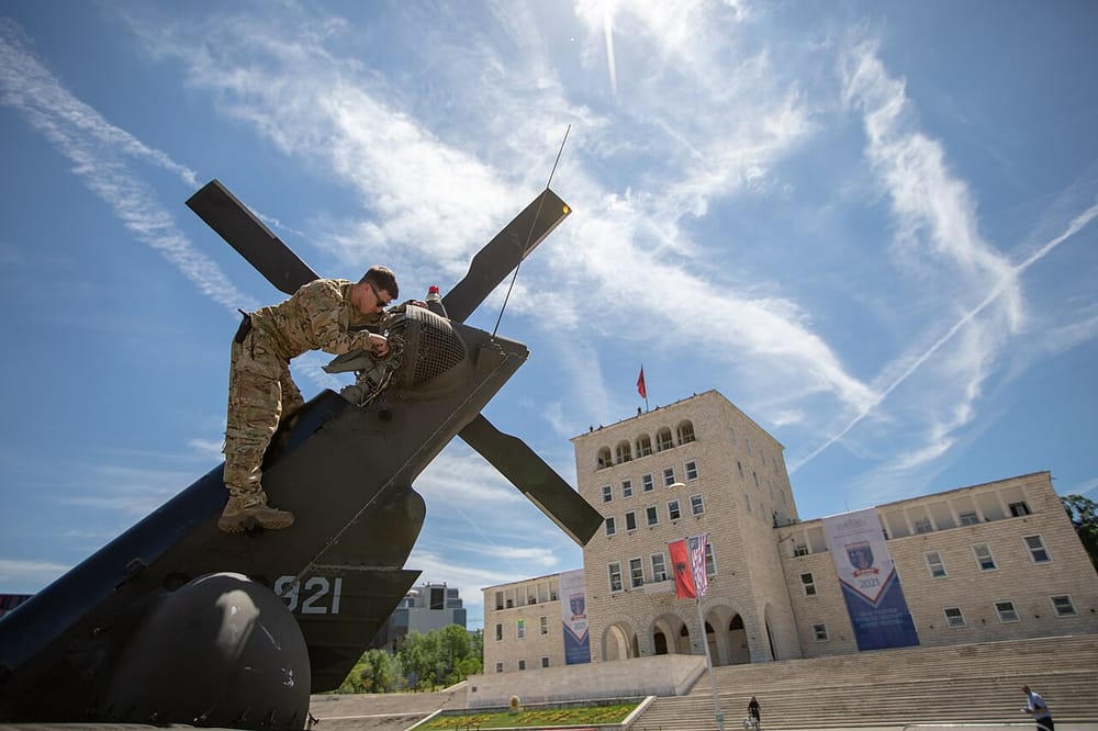 Si e nderoi UET-i poetën Zhuliana Jorganxhi në prag të 80-vjetorit?