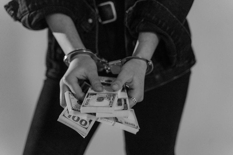 Si i zhvatën tre zyrtarë policie pasurinë qytetarit gjatë ushtrimit të detyrës?