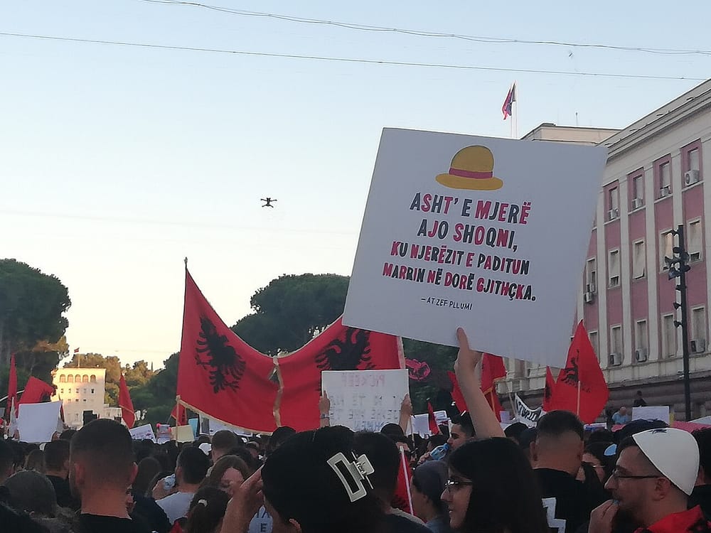 Çfarë mesazh dërgoi një nxënës i klasës së gjashtë në protestën e Tiranës?