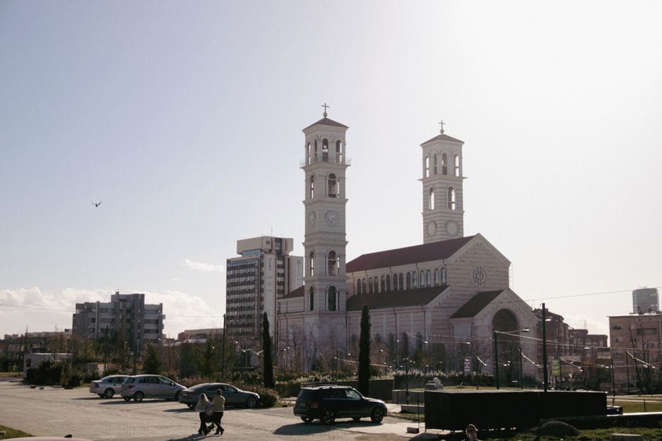 Pse Jonathan Hargreaves kërkon funksionalizim të shpejtë të institucioneve?