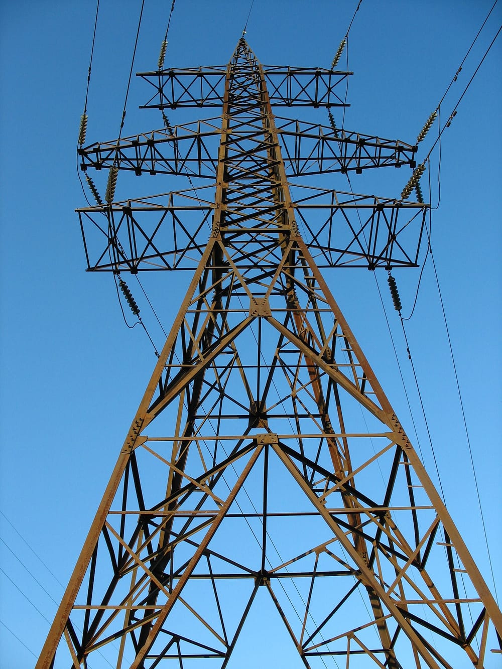 Çfarë i ndodhi personit që ra nga shtylla elektrike në Klinë?