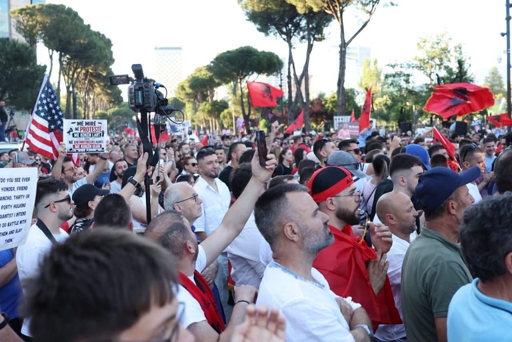 Çfarë kërkojnë protestuesit për Zvërnecin në ditën e 13-të të marshimit në Tiranë?