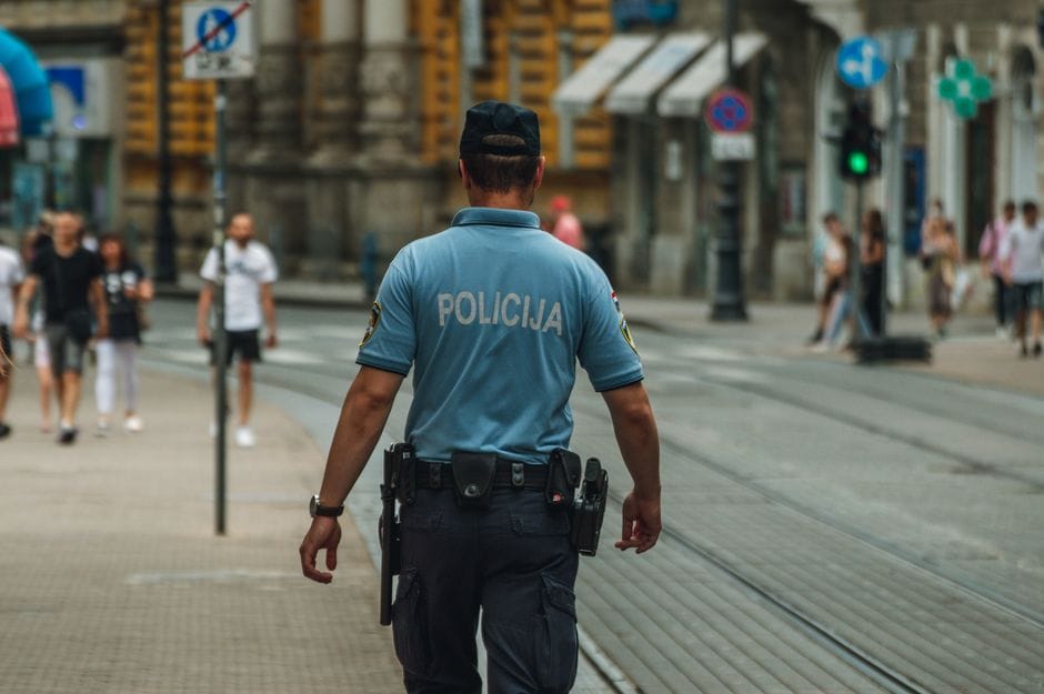 Policia në Maqedoninë e Veriut lejohet me mjekër dhe tatuazhe