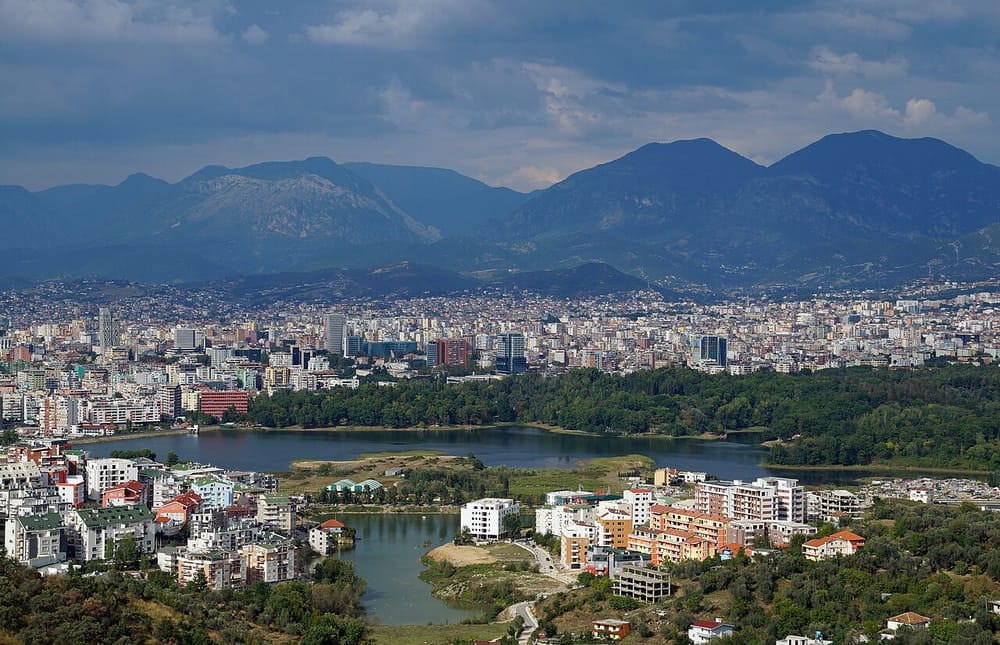 Pse Qiraxhi mendon se grupet e drejtuesve mund të dëmtojnë protestën në Tiranë?