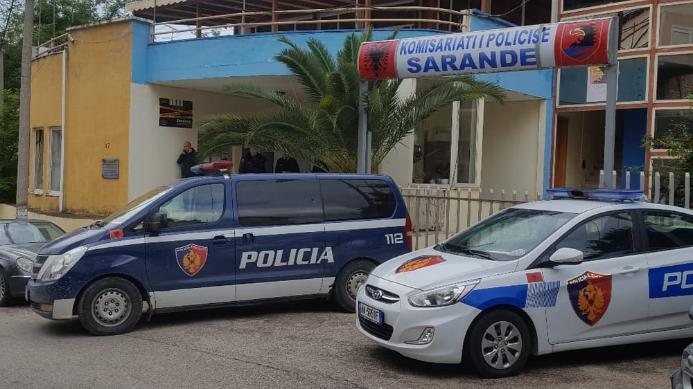 Si u dhunuan dy persona dhe u shkatërrua makina e tyre në Sarandë?