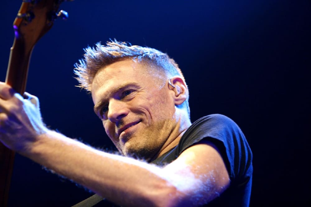 Pse u shoqërua Bryan Adams nga zërat e fansave në Prishtinë?