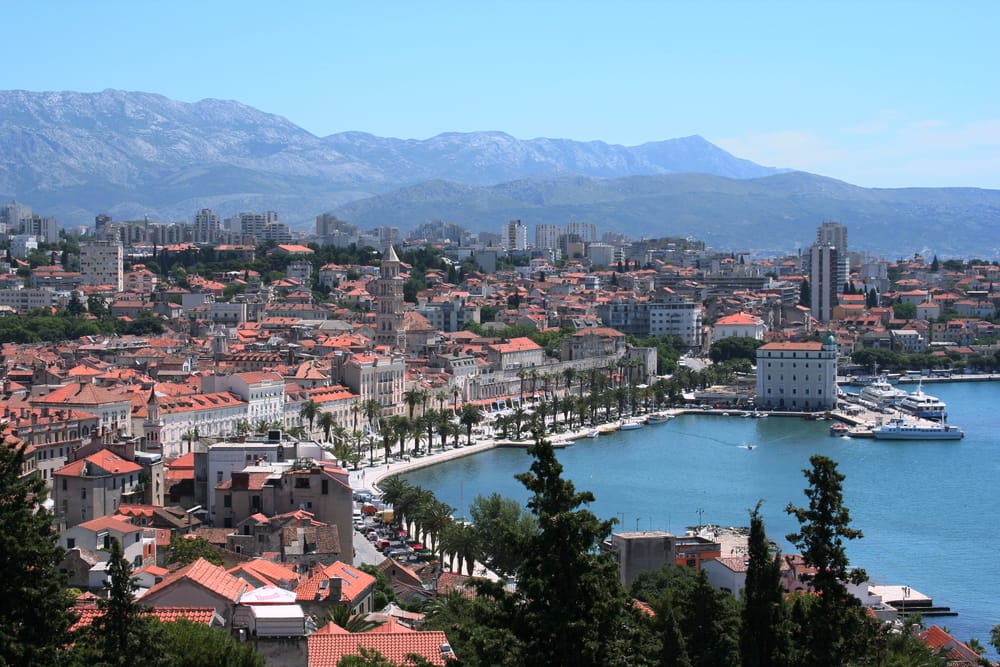 Çfarë ndikim ka prapashtesa -osh në emrat serbë?