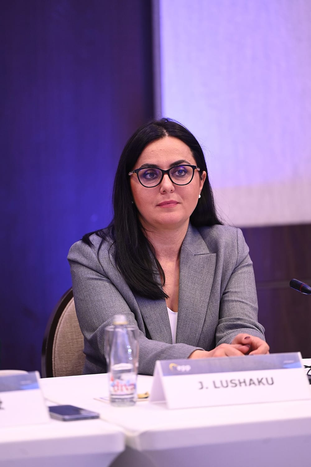 Pse kërkon Jehona Lushaku dorëheqjen e ministrit Çeku?