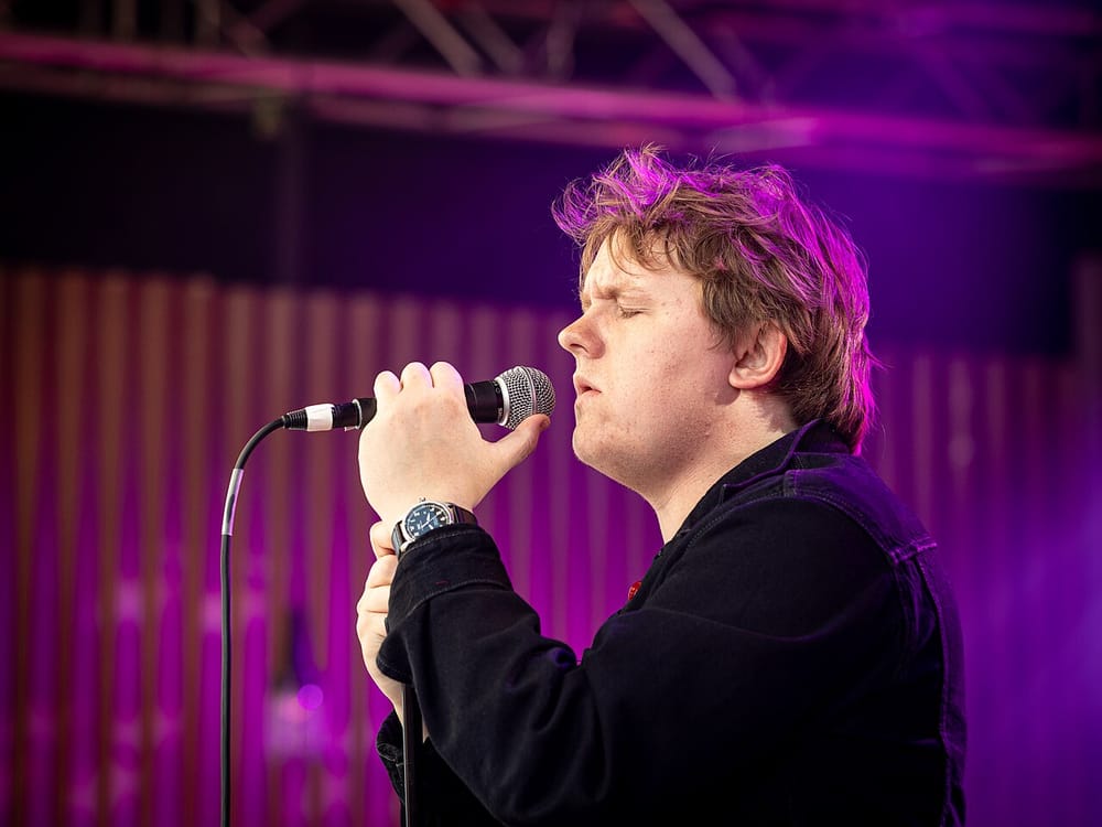 Çfarë do të sjellë vizita e parë e Lewis Capaldi në Sunny Hill Festival?