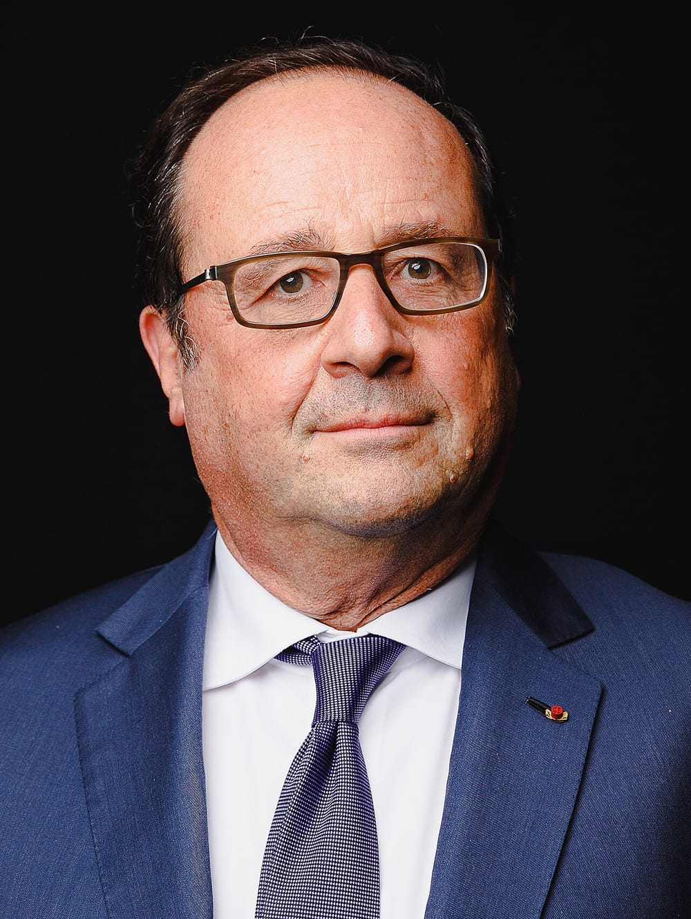Rama i akordon medaljen e artë ish-presidentit francez Hollande