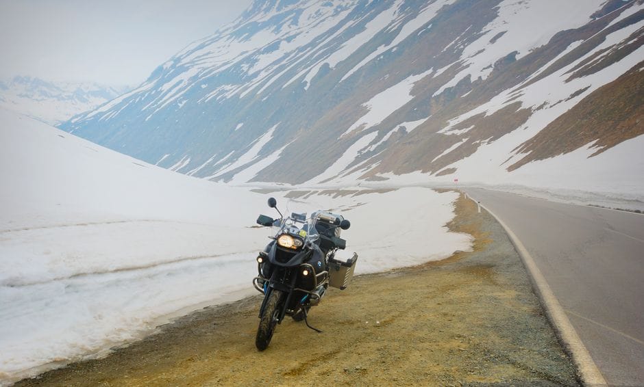 Çfarë i shpëtoi jetën dy motoçiklistëve në Syri të Kaltër?