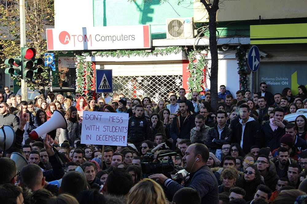 Çfarë kërkon protestuesit pas seancës plenare në Tiranë?