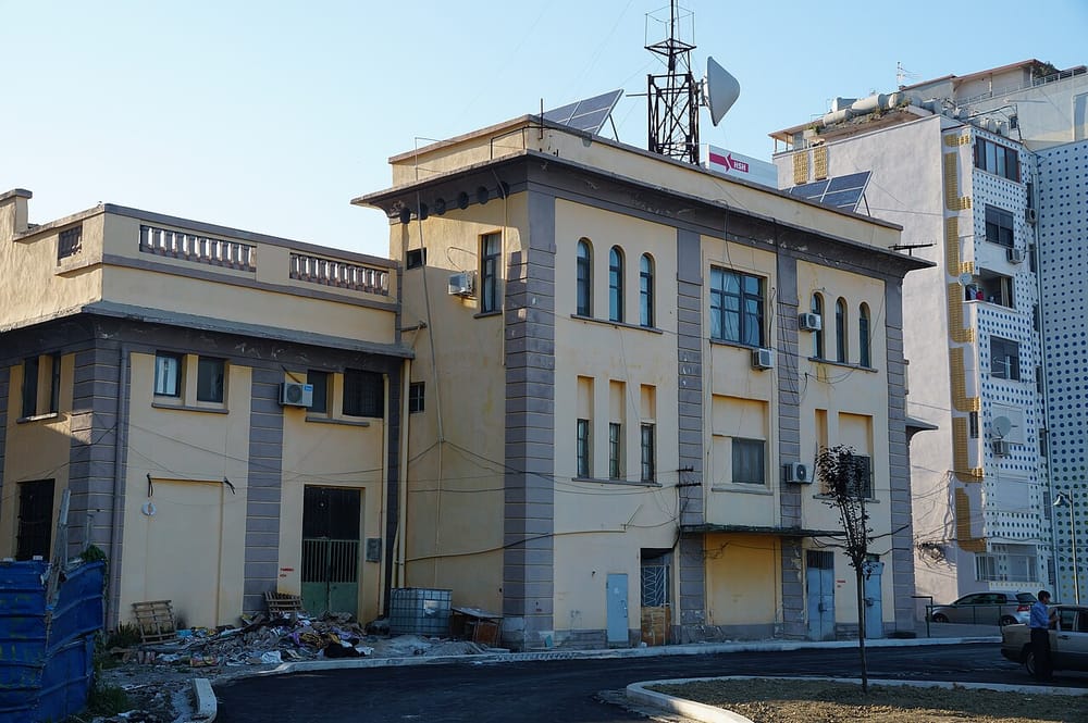 Si do të sigurohet dhe operohet treni elektrik Tiranë–Durrës–Rinas?