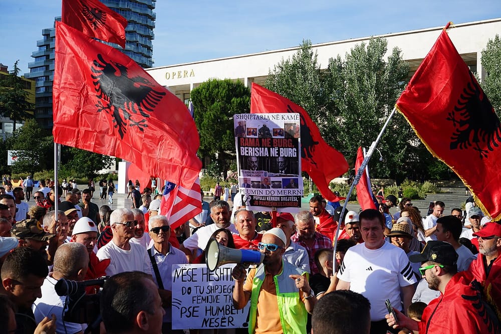 Pse protesta në Tiranë ka prodhuar tre paradokse tragjikomike?