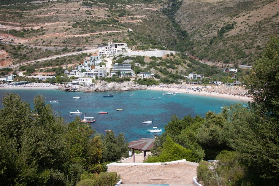 Si e arsyeton Riviera Kakome blerjen e truallit pas dy dekadave konflikt?