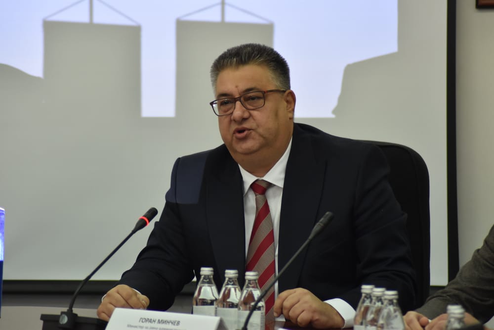 Pse Minçevi publikon vetëm në maqedonisht, megjithëse ligji e obligon shqipen?