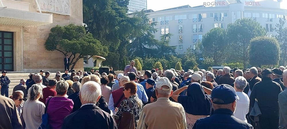 Pse një turist gjerman u bashkua protestës së 24-të në Tiranë?
