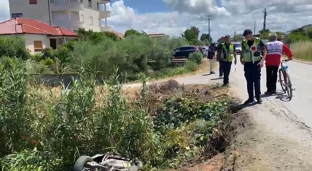 Si shpëtuan babë e bir pasi makina përfundoi në kanal në Lushnjë?
