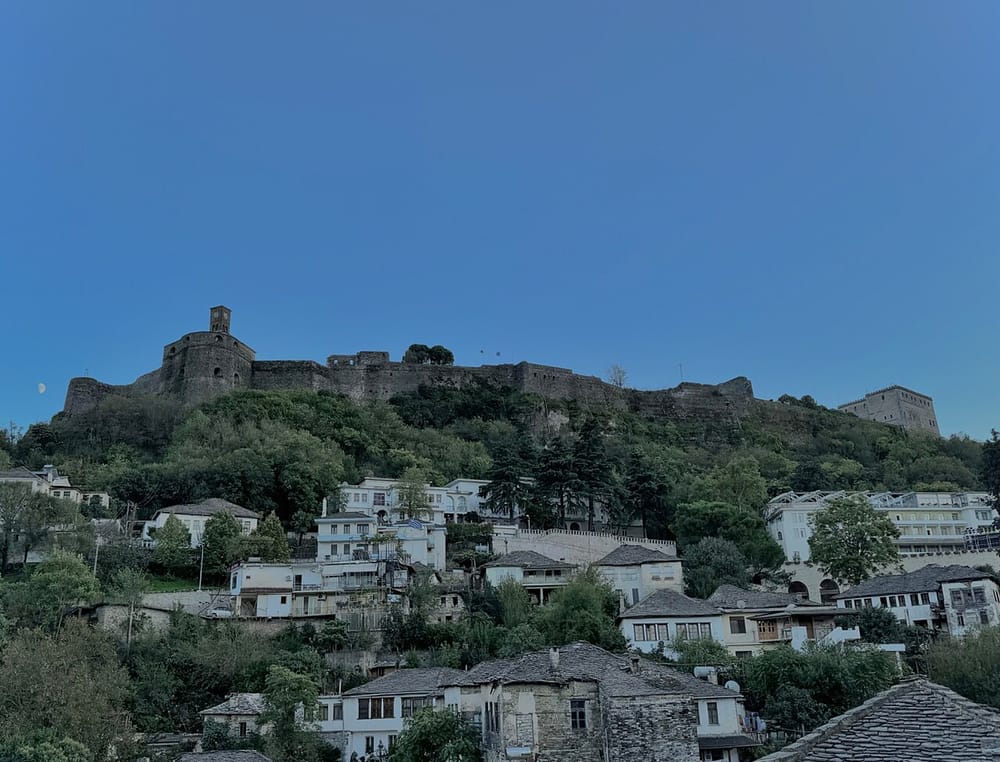 Pse Gjirokastra po humbet turistët në mbrëmje?