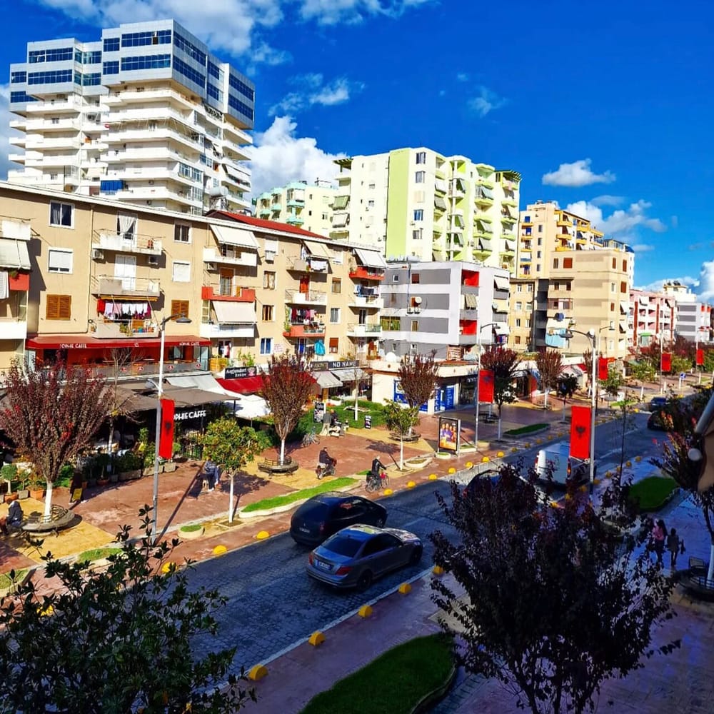 Kush mbron vajzën 10-vjeçare mes akuzave të prindërve në Fier?