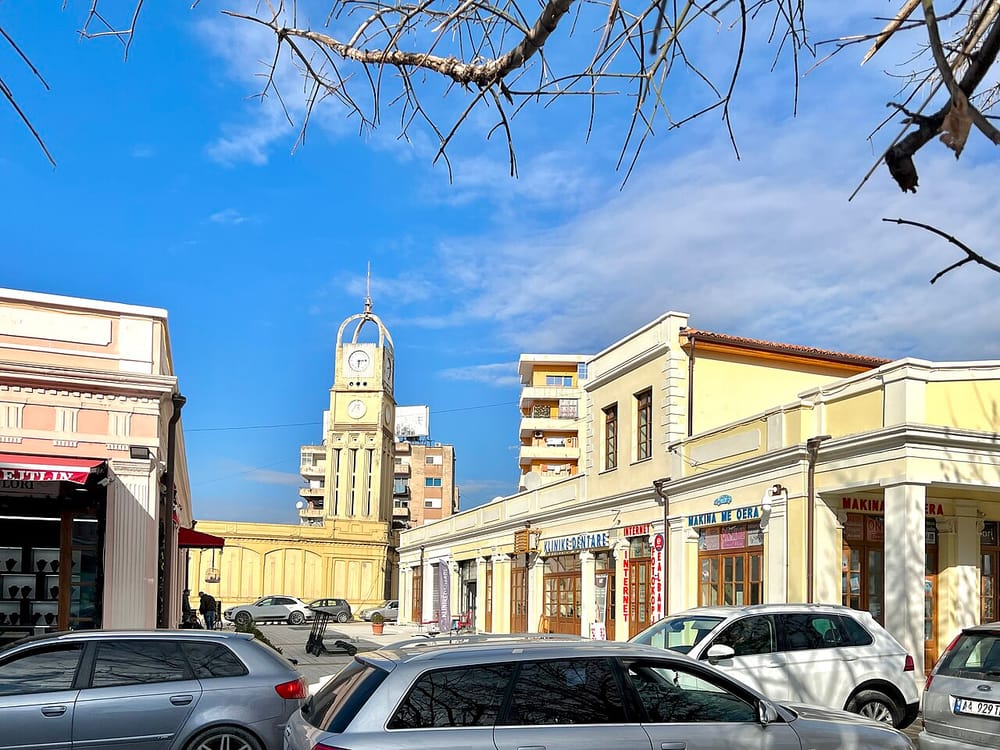 Pse hetimi për trafikun e drogës përfshin shitësin e tokës për resortin?