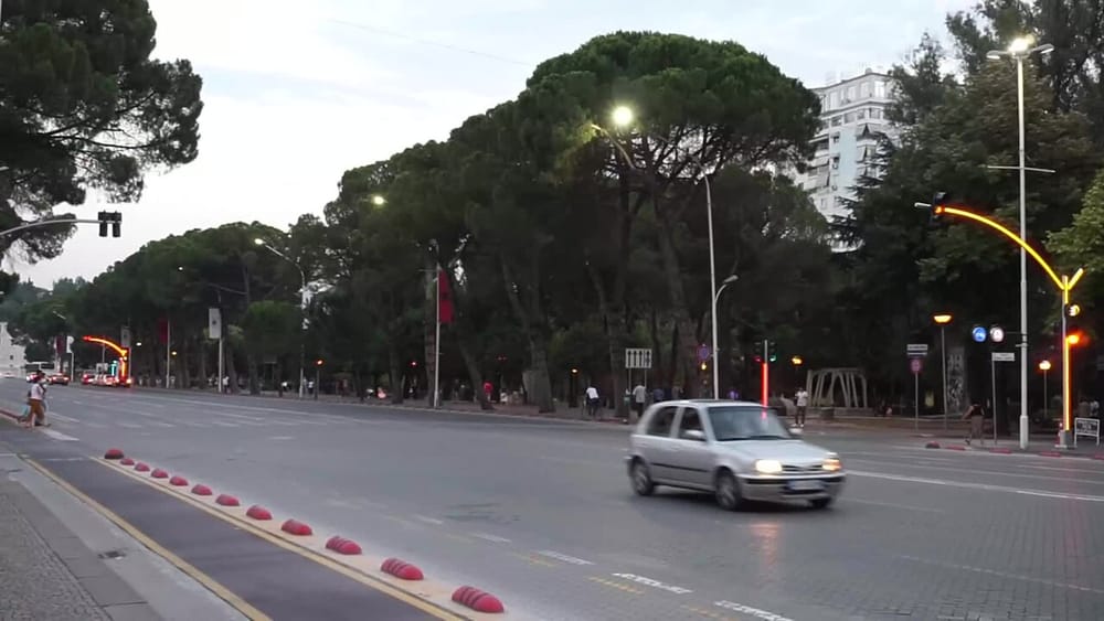 Si po i sfidon stereotipet në Tiranë taksistja e rikthyer nga Suedia?
