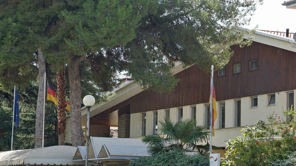 Ambasada gjermane në Tiranë — kompleksi, muri rrethues i të cilit u ça më 2 korrik 1990