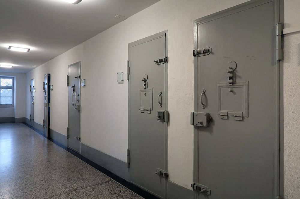 44 muaj burg dhe 8 vjet dëbim për kosovarin që i grushtoi barkun partneres shtatzënë