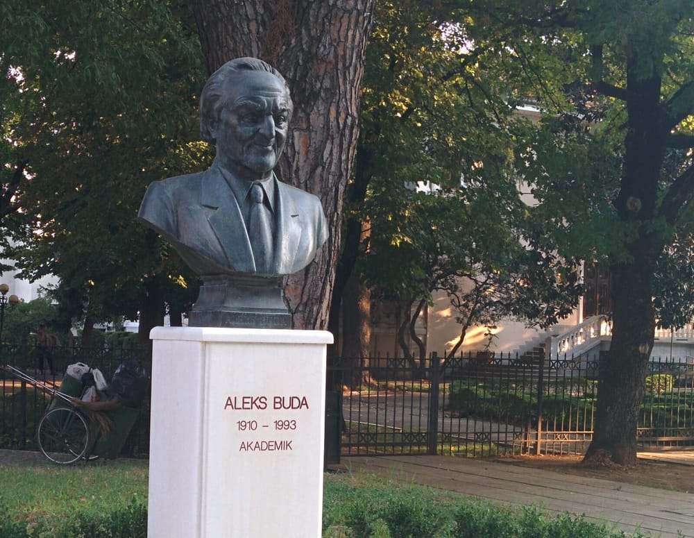 Bust i Aleks Budës në Tiranë