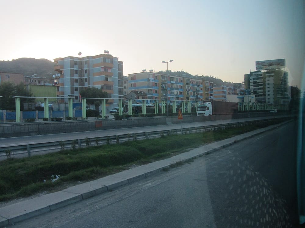 Arrestohen babë e bir në Durrës pas vdekjes së 74-vjeçares në autostradë