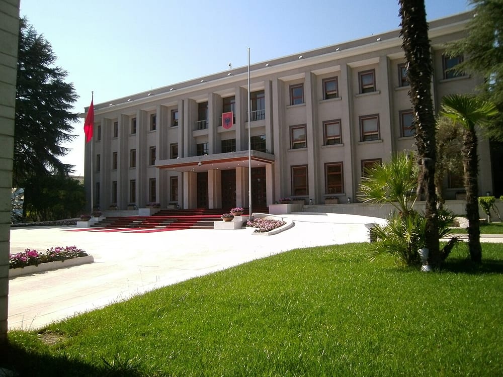 Arrestohen dy zyrtare të shtetit dhe një shtetas turk për lejeqëndrime